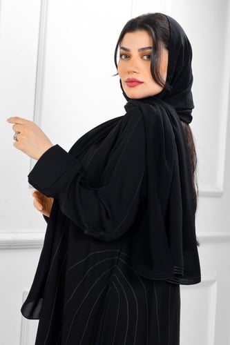 عباية قلاب منسوجة من قماش الكريب الطايح مع طرحتها