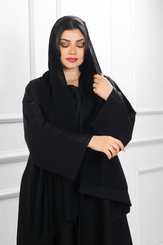 عباية نصف كلوش منسوجة من قماش كريب الفاخر مع طرحته...