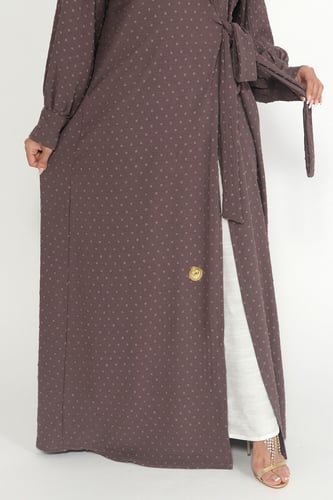 عباية ملونة منسوجة بقماش حرير منقط ناعم مع طرحتها