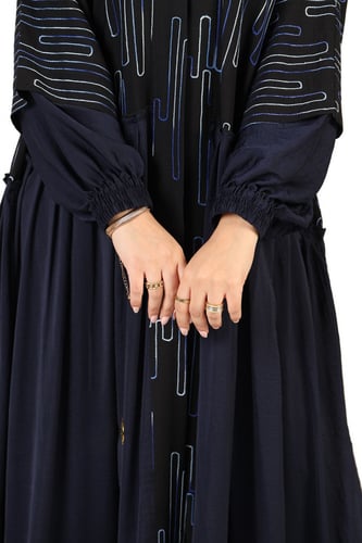 عبايه اسود وكحلي بقماش الحرير المغسول مع طرحتها