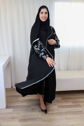 عباية نص كلوش اسود قلاب بكم مطرز ابيض من قماش صالو...