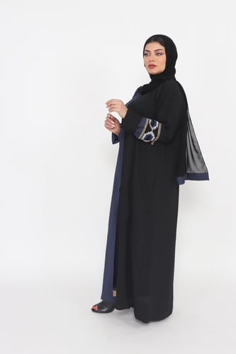 عباية منسوجة من قماش الكريب السعودي مع طرحتها