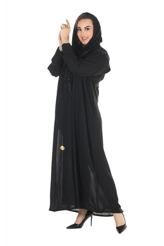 عباية منسوجة من قماش الكريب الطايح مع طرحتها