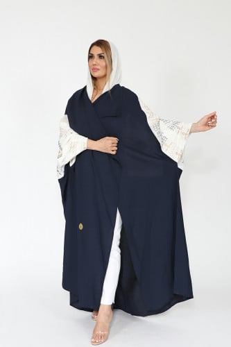 عبايه قصه قطري بقماش الكريب السعودي مع طرحتها.