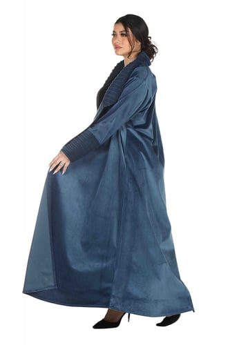 عبايه مخمل ازرق قلاب شتويه مع طرحتها