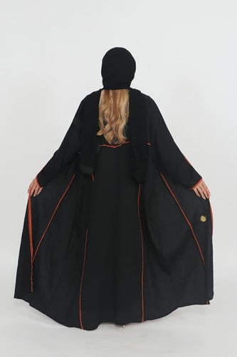 عباية منسوجة من قماش الكريب السعودي مع طرحتها .