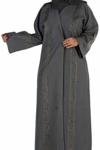 عباية منسوجة من قماش الكريب الناعم مع طرحتها