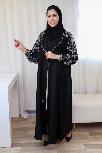 عباية نص كلوش اسود قلاب بكم مطرز ابيض من قماش صالو...