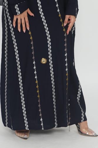 عباية منسوجة من قماش الكريب السعودي مع طرحتها .