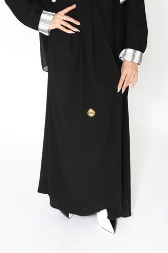 عباية منسوجة من قماش راما الأصلي مع طرحتها.