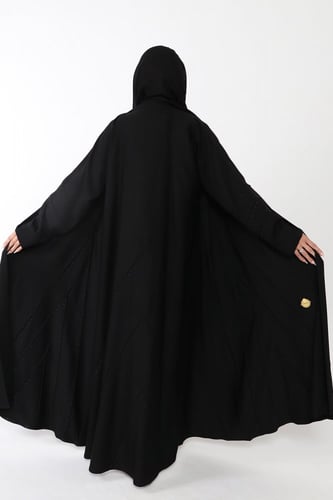 عباية كلوش ساده بتطريز في الكم منسوجة من قماش الصا...