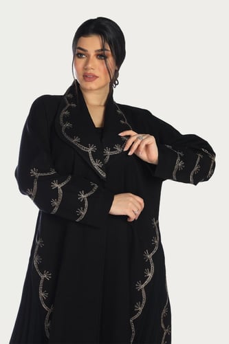 عباية سوداء من قماش كريب فاخر بتطريز نحاسي بالقلاب...