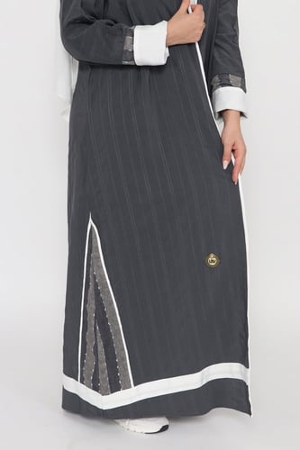 عباية ملونة منسوجة من قماش كريب مقلم ناعم مع طرحته...