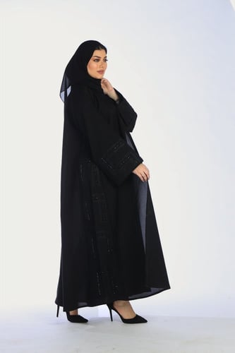 عباية نصف كلوش بتطريز اسود ناعم من قماش الكريب الف...