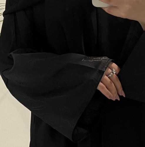 عبايه غرام أكمام فقط B