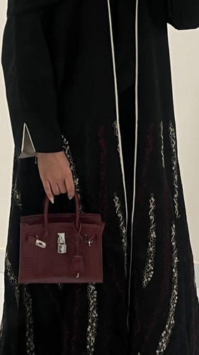 عبايه سفانه بتطريز عشوائي انيق