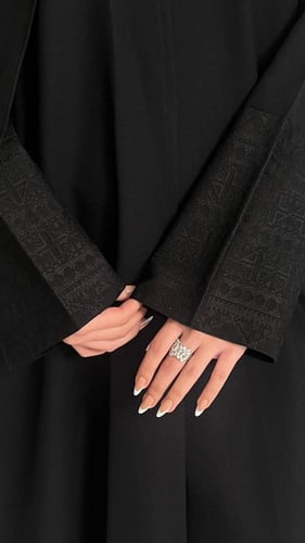 عبايه ثراء اسود كتان