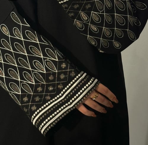 عبايه نوال ابيض تطريز الكم فقط