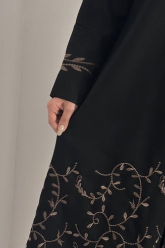 عبايه غرور بتطريز ذهبي فاخر بالعبايه والطرحه