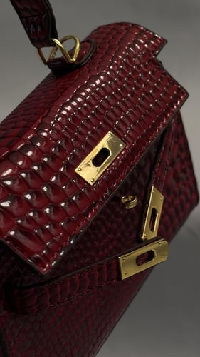 حقيبه بتصميم انيق بلون احمر مع سير