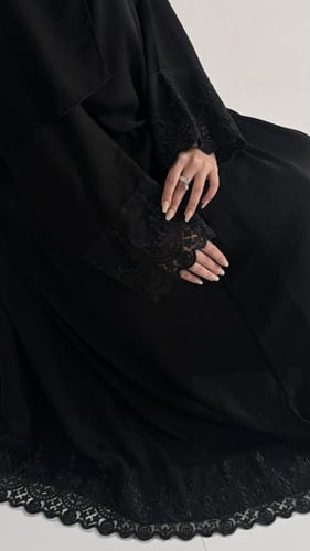 عبايه دانتيل اسودكم وتحت نص كلوش مع طرحه