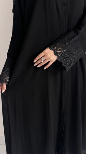 عبايه دانتيل اسودكم وتحت نص كلوش مع طرحه