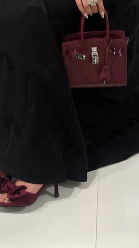 عبايه نوره اسود بتطريز انيق