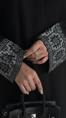 عبايه ضي سلفر مع طرحه مجانيه ساده