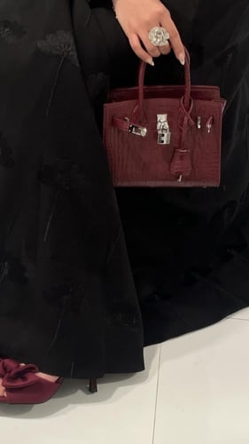 عبايه نوره اسود بتطريز انيق