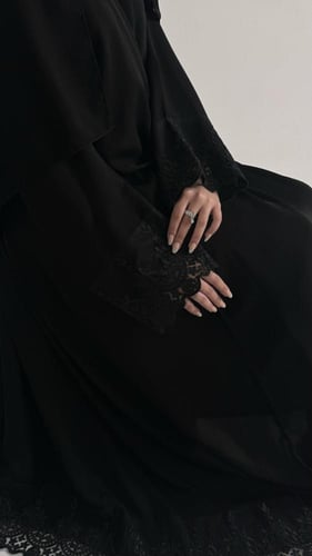 عبايه دانتيل اسودكم وتحت نص كلوش مع طرحه