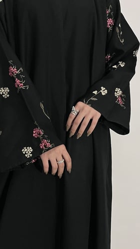 عبايه بتطريز زهر وردي