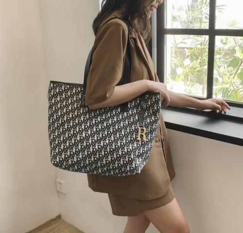 شنطه واسعه تناسب الجامعه نمط ديور