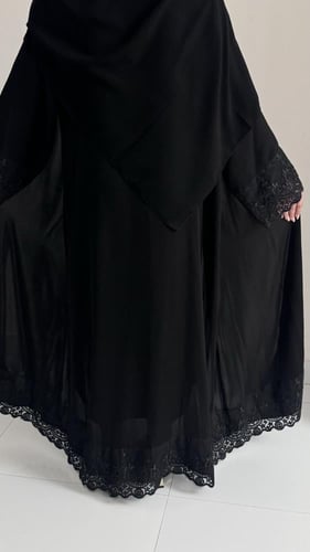 عبايه دانتيل اسودكم وتحت نص كلوش مع طرحه