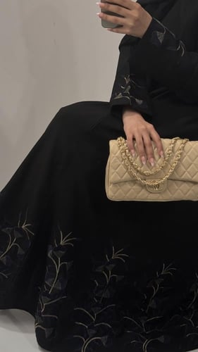 عبايه ليلك بتطريز كحلي