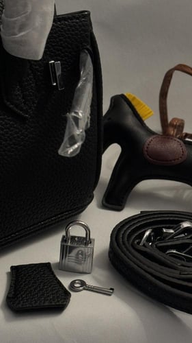 حقيبه بنمط هيرمز لون اسود مع ملحقاتها