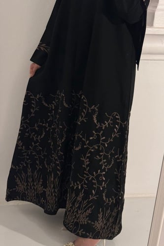 عبايه غرور بتطريز ذهبي فاخر بالعبايه والطرحه