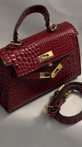 حقيبه بتصميم انيق بلون احمر مع سير