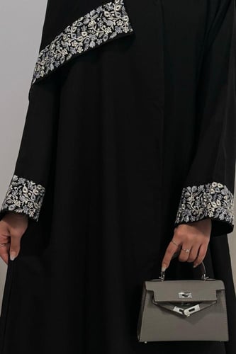 عبايه هنادي ابيض