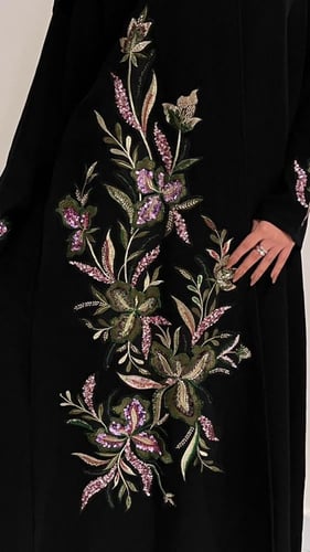 عبايه رولاف ملكي بطرز ع جنب من العبايه والاكمام