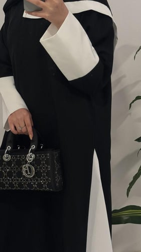 عبايه كم ابيض نص كلوش بجوانب بيضا مع طرحه