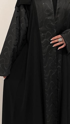 عبايه أمواج اكمام جاكار ومن الخلف مع خرز بالاكمام