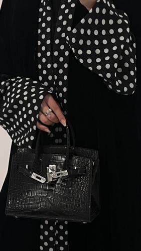 عبايه دلع شتوي مخمل كم منقط