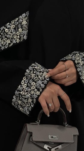 عبايه هنادي ابيض