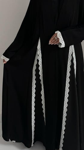 عبايه دانتيل ابيض بكسرات انيقه