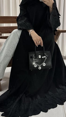 عبايه عنودبلس بتطريز اسود