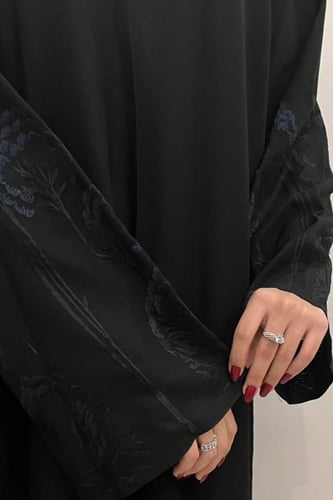 عبايه بتطريز كحلي