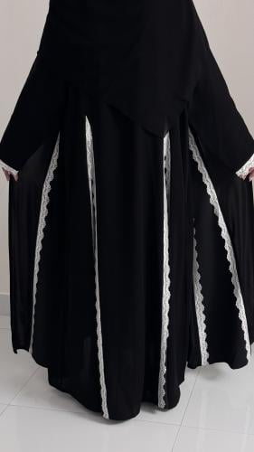 عبايه دانتيل ابيض بكسرات انيقه