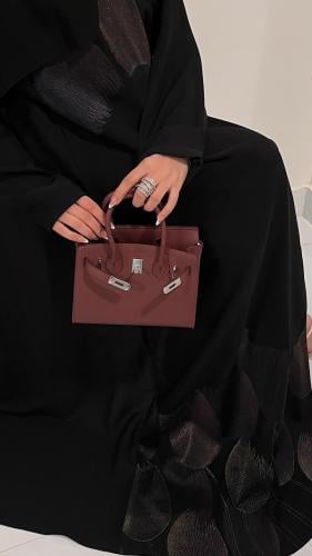 جولي عبايه ملكي بطريقة خيوط لامعه متناسقه