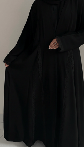 عبايه دانتيل ابيض بكسرات انيقه