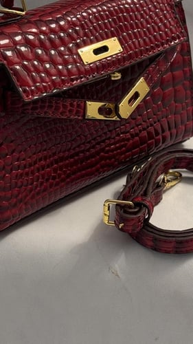 حقيبه بتصميم انيق بلون احمر مع سير